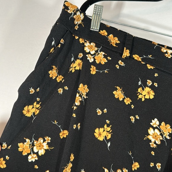 Torrid Black & Yellow Floral Paperbag Crop Pants - Picture 3 of 9